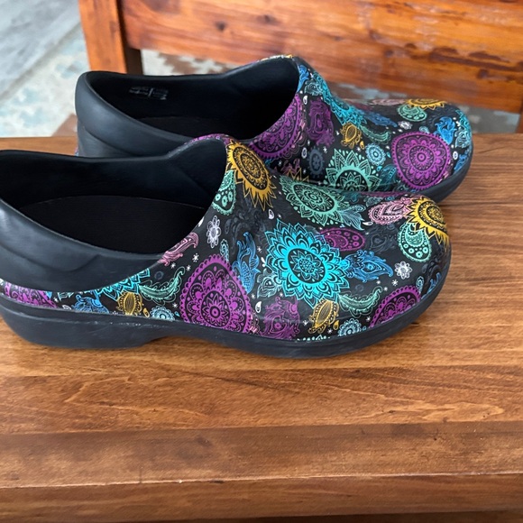 CROCS Women's Multicolor Patterned Mules - Picture 2 of 5